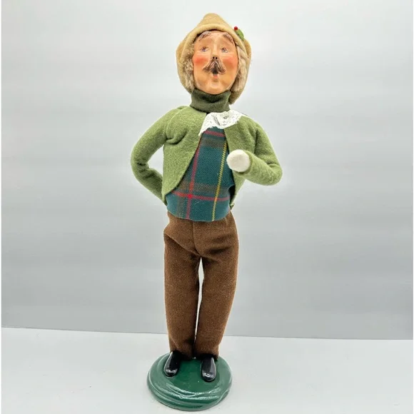 Byers’ Choice Retired Male Caroler - Picture 1 of 6
